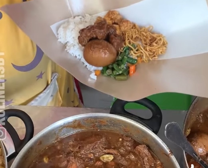 LEGEND Nasi Campur Mbah Cikrak, Boleh Coba saat Berburu Kuliner di Surabaya
