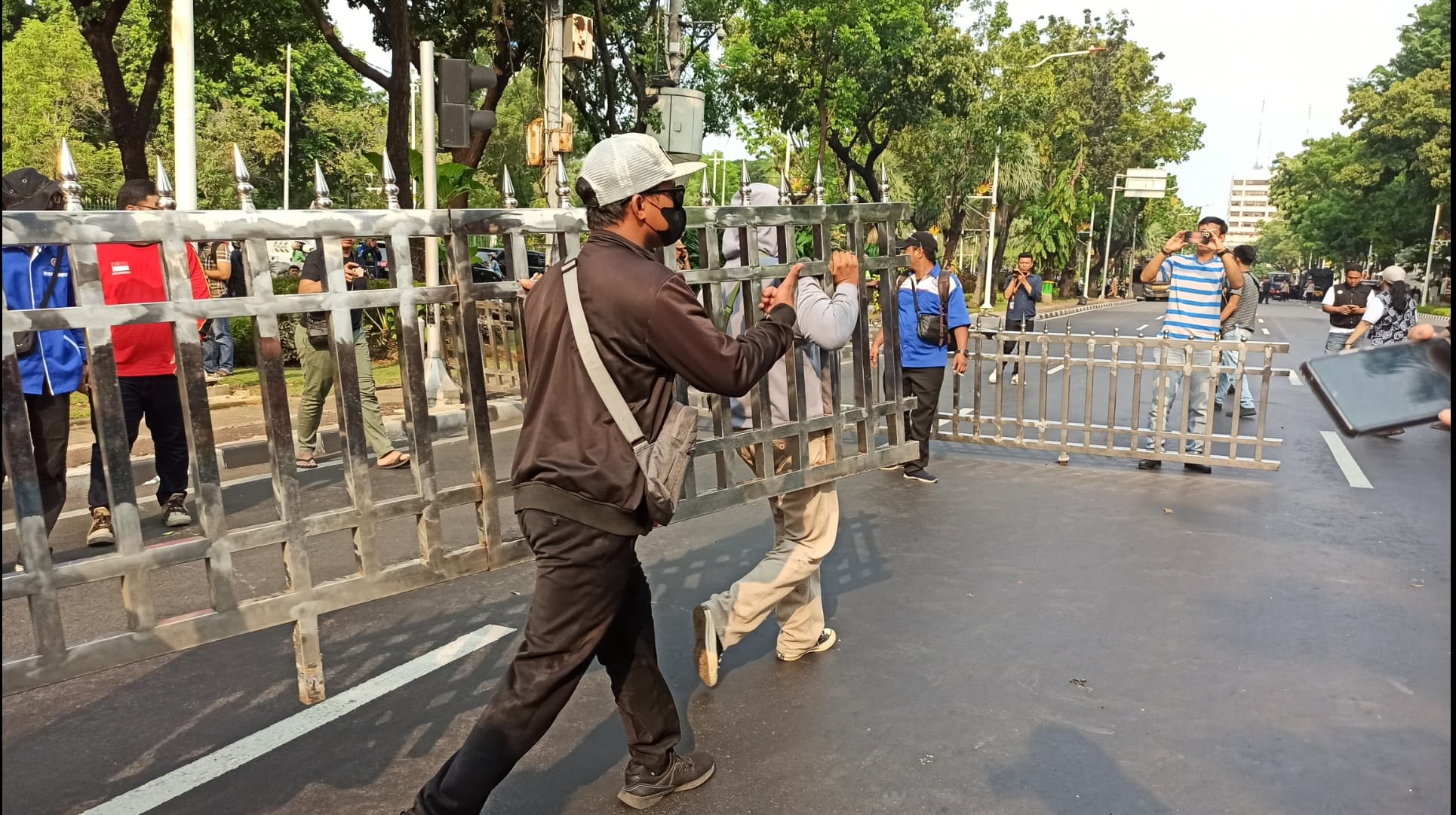 Demo Upah UMP DKI Ricuh, Massa Aksi Lakukan Bakar-Bakar dan Robohkan Pagar Besi
