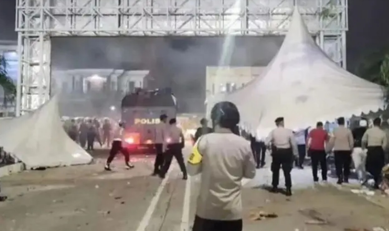 Ricuh Saat Laga Dewa United Vs Persib Bandung di Stadion Indomilk Tangerang, Delapan Polisi Terluka, 25 Suporter Persib Diamankan