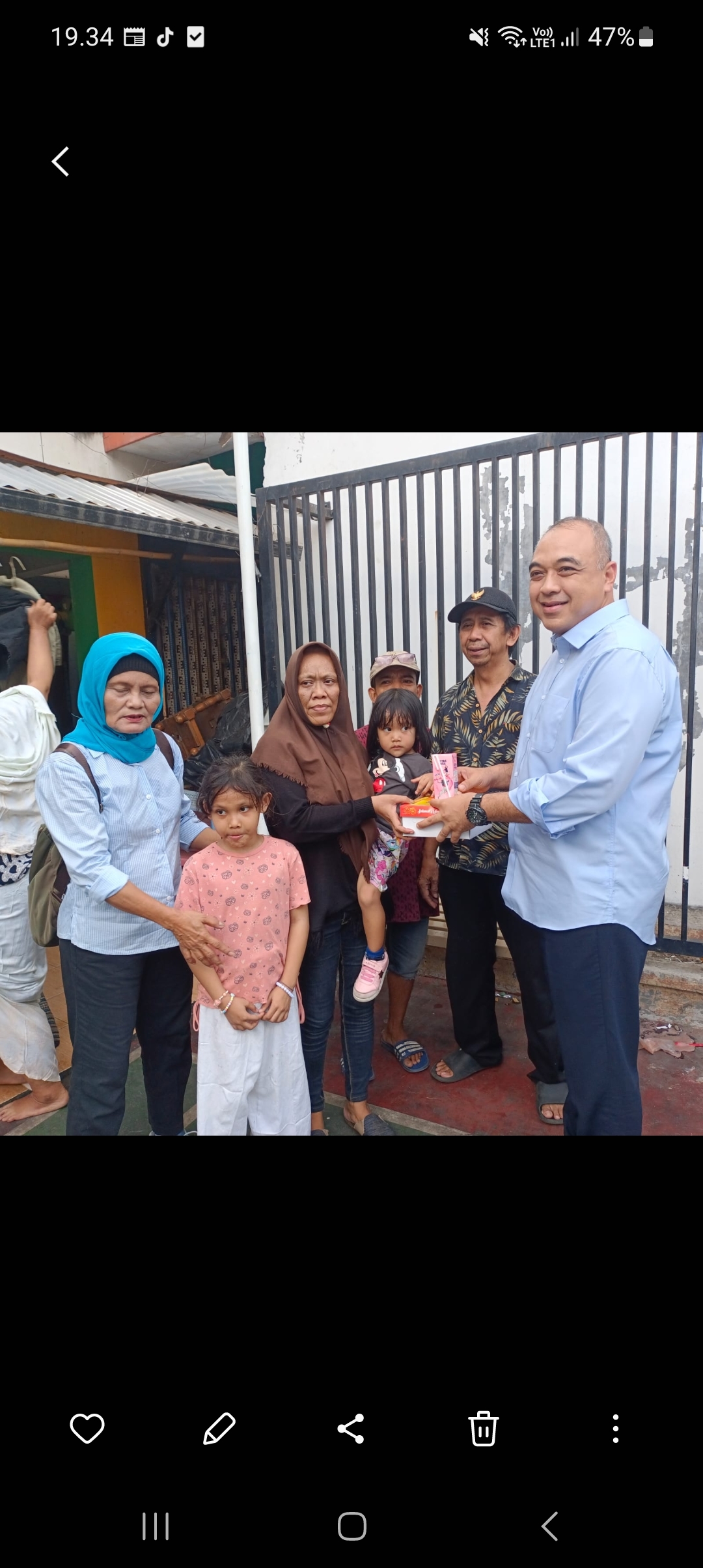 TKD DKI Jakarta Prabowo-Gibran Bersama Relawan For Gibran Bagikan Seribu Nasi Kotak dan Susu Kepada Warga Menteng