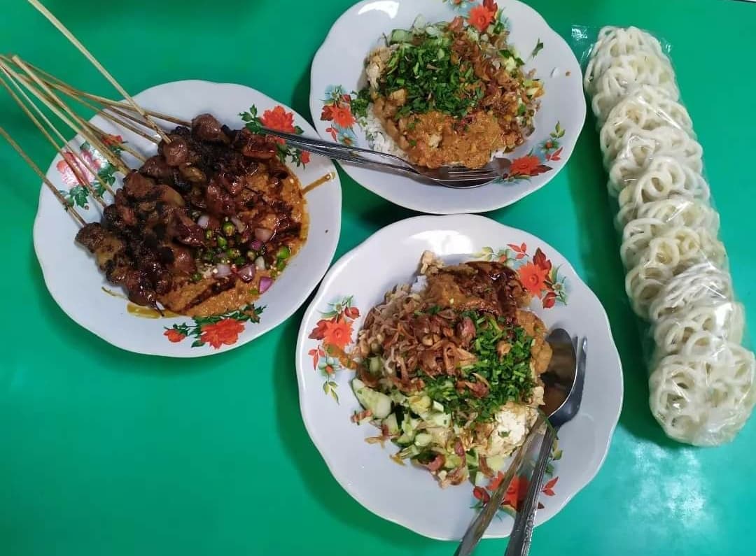 Kuliner Cirebon yang Wajib Dicoba saat ke Kota Wali Nasi Lengko H Barno Gurih Enak