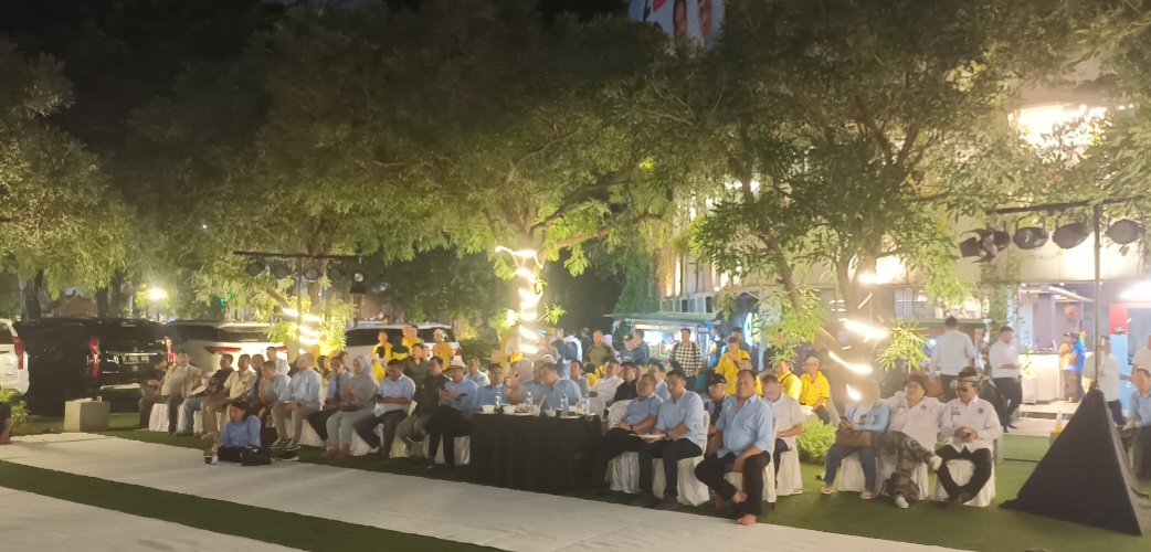 Nobar Debat Capres di Halaman Kantor DPD Golkar DKI Jakarta Berlangsung Meriah, Masyarakat Disuguhi Kuliner Kaki Lima Secara Cuma-cuma