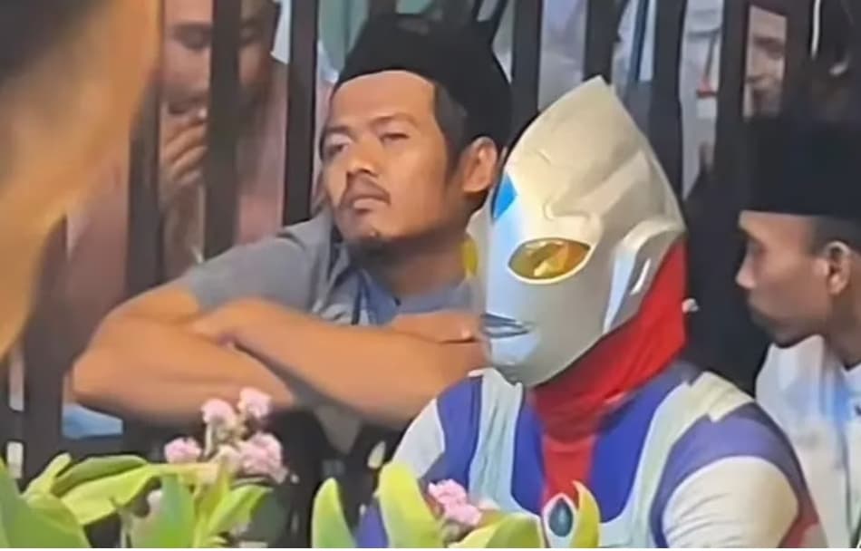 Unik, Ultraman Ikut Pengajian Gus Iqdam Duduk Menyimak Paling Depan, Kok Bisa?