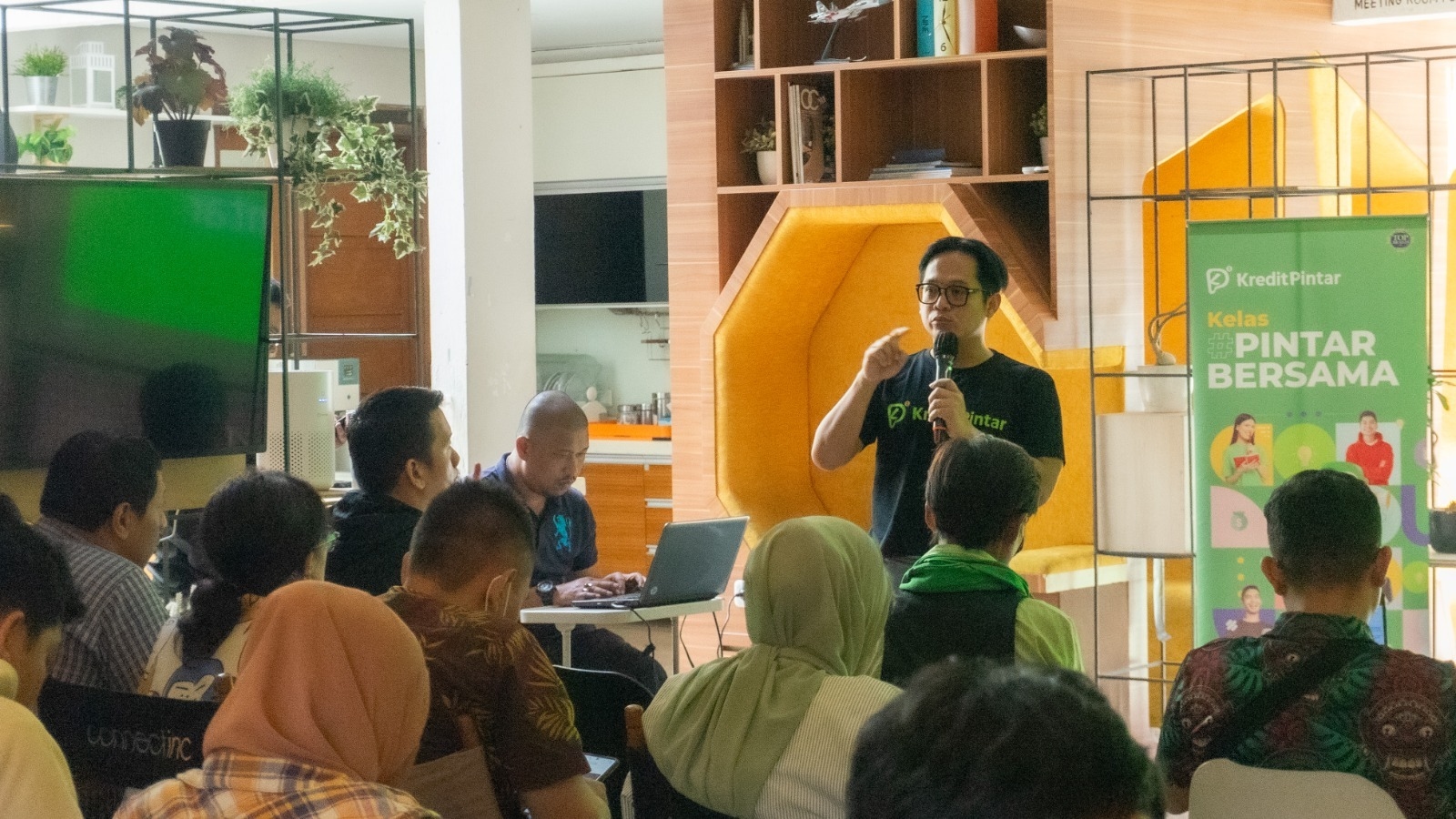 Kredit Pintar Gelar Kelas Pintar, Tingkatkan Daya Saing Produk Lewat Fotografi dan Media Sosial