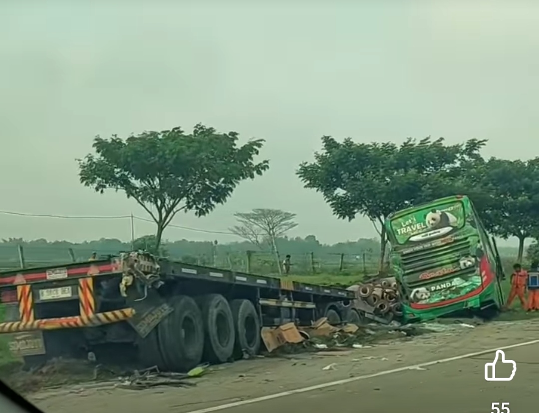Detik-detik Kecelakaan Bus Restu Tabrak Truk Beton Paku Bumi, 2 Korban Tewas di Tol Ngawi-Solo
