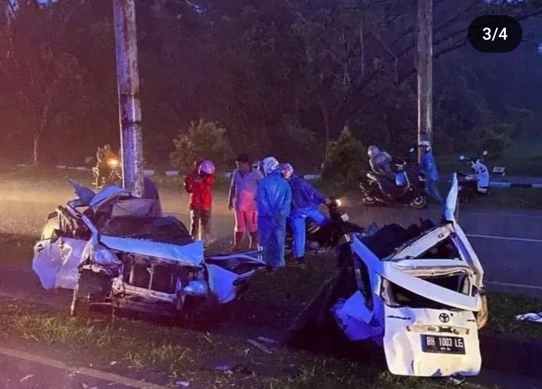 Detik-detik Kecelakaan Maut Avanza Terbelah Dua, Tabrak Tiang Baliho di Jalan Bandara, 1 Tewas dan Luka Berat