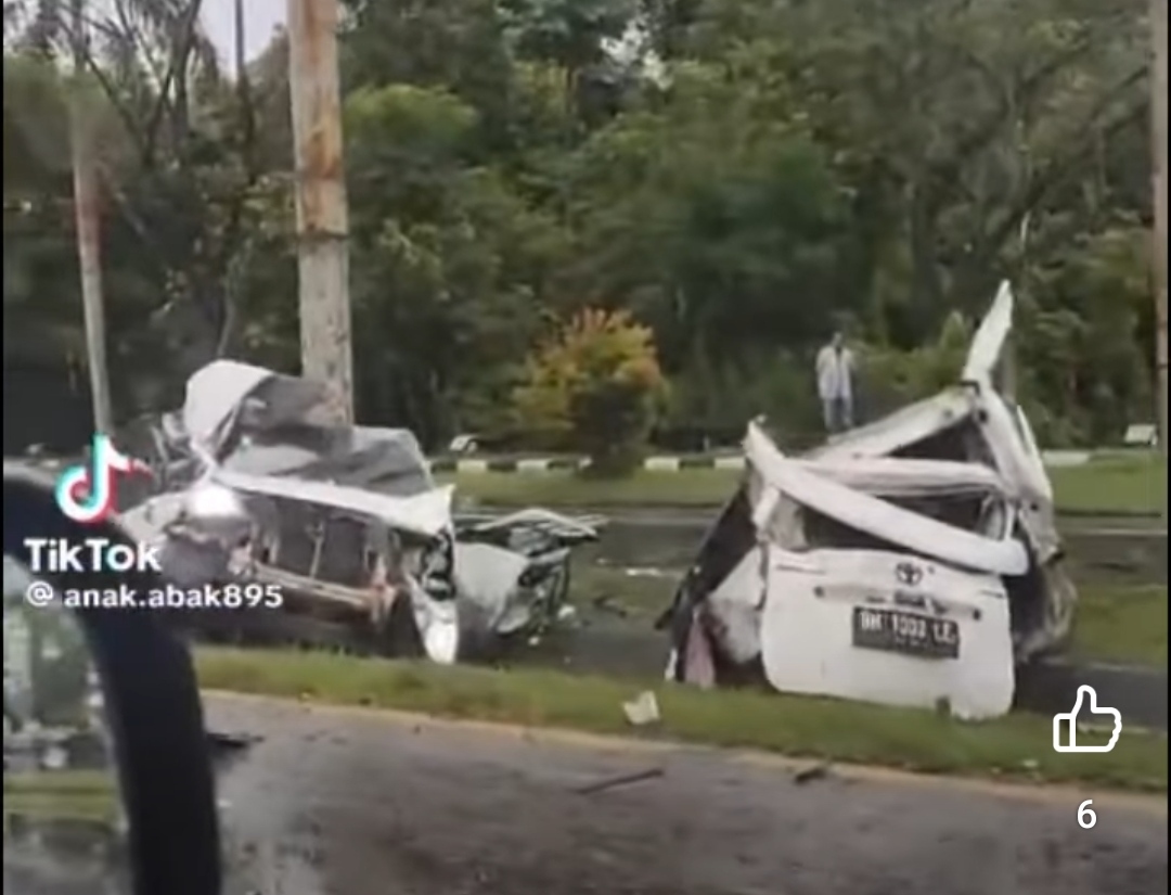 Foto Penampakan Avanza Terbelah Dua, Kecelakaan Maut di Jalan Bandara, Kebut Saat Hujan Tabrak Baliho