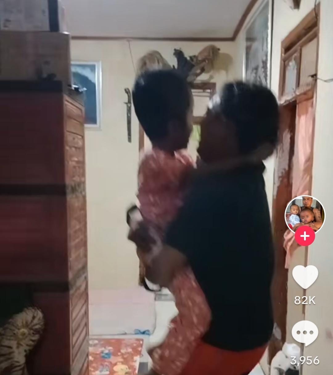 Viral Seorang Ayah yang Girang Usai Lihat Anaknya yang Idap Hidrosefalus Bisa Berjalan