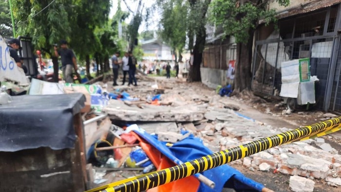 Innalillahi! Tembok Roboh Timpa Warung, Tiga Orang Tewas: Pasutri dan Anaknya, Sedangkan Cucunya Selamat Namun Luka-luka