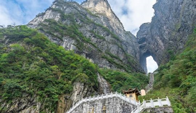 Menjelajah Gunung Tianmen yang Eksotis, Keindangan Gerbang Surga di Negeri Tirai Bambu