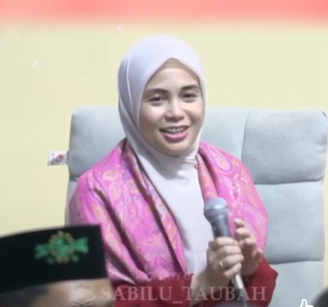 Menang Banyak! Istri Capres Ganjar Pranowo Ikut Pengajian Gus Iqdam Diberi Ini untuk Bekal Sang Suami
