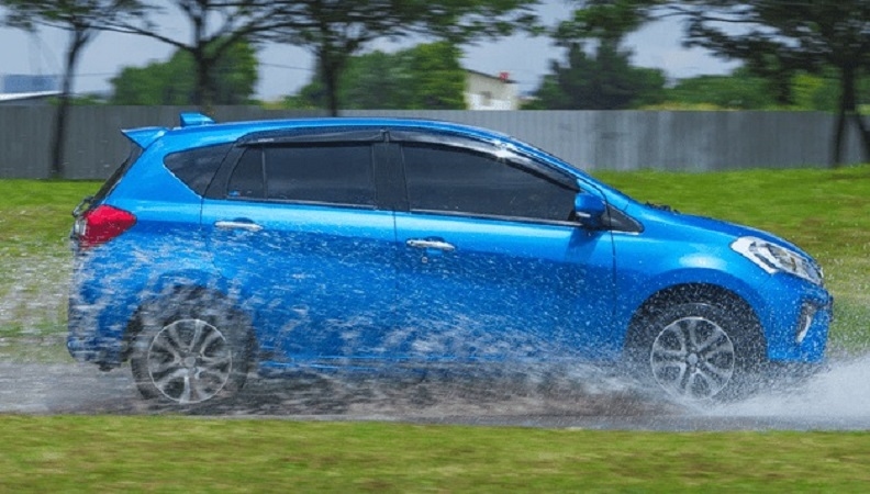 Catat! 3 Tips Berkendara Aman dan Nyaman di Musim Hujan