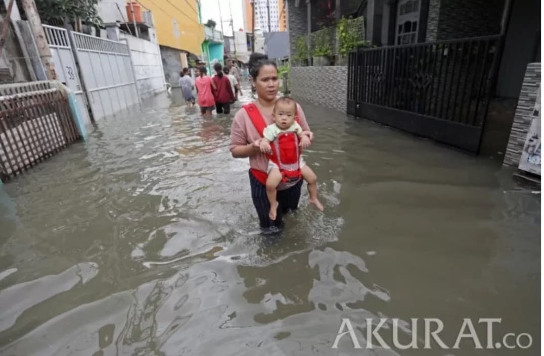 TPS di Jakarta Ambruk Terkena Angin dan Kebanjiran