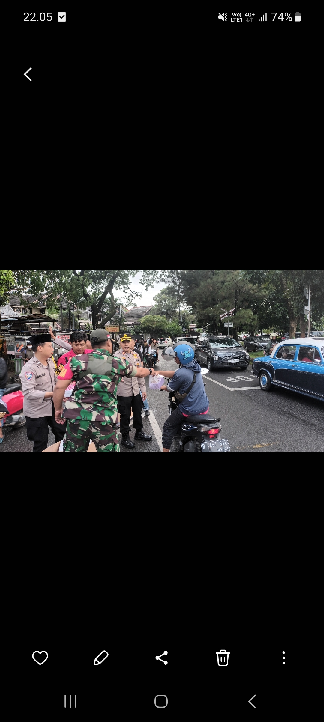 Polsek Pesanggrahan dan Pokja Wartawan Jaksel Meriahkan Bulan Suci Ramadhan dengan Bhakti Sosial: Bagi-bagi Sembako dan Nasi Bungkus