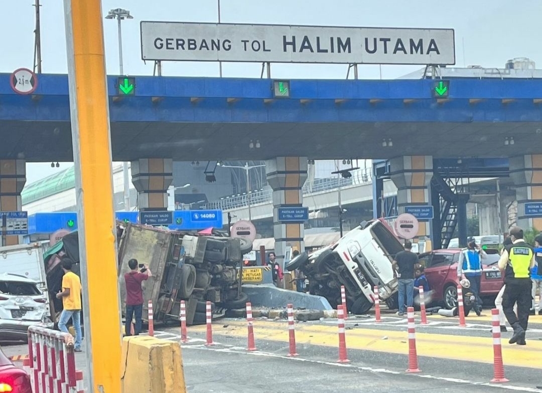 Detik-detik Ketegangan Truk dan Mini Bus, Sebelum Kecelakaan Beruntun Mobil Saling Bertumpuk di Gerbang Tol Halim