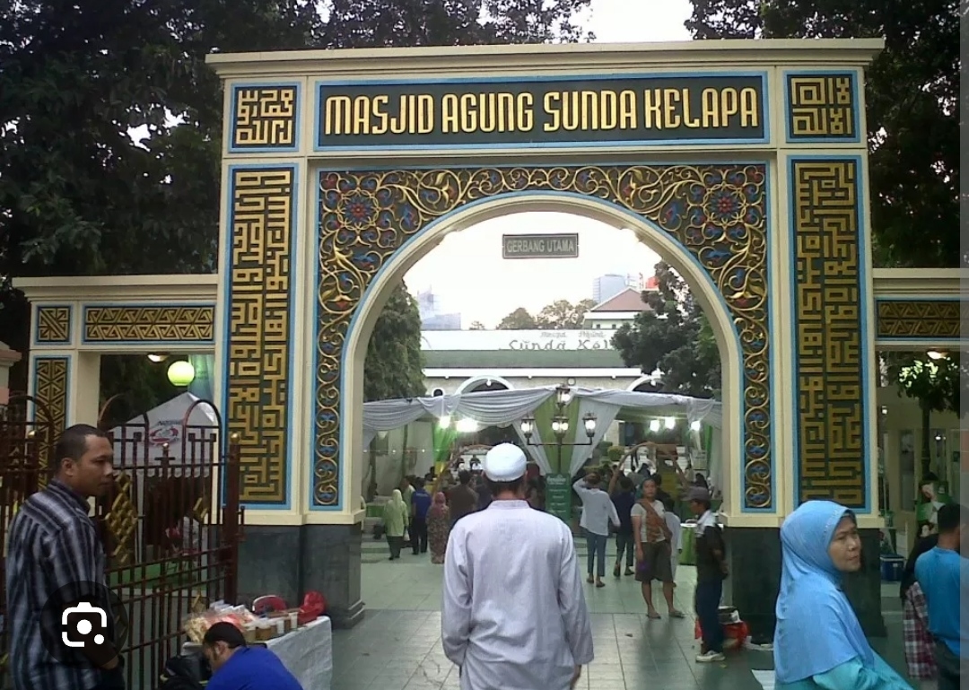 Nyari Takjil di Pelataran Masjid Sunda Kelapa, Sekalian Ibadah Tarawih Langsung