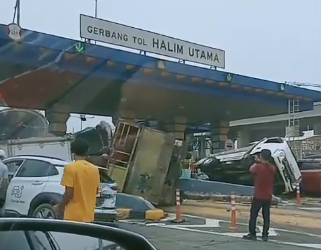 Penampakan Kecelakaan Beruntun Mobil Saling Bertumpuk di Gerbang Tol Halim, 4 Orang Jadi Korban