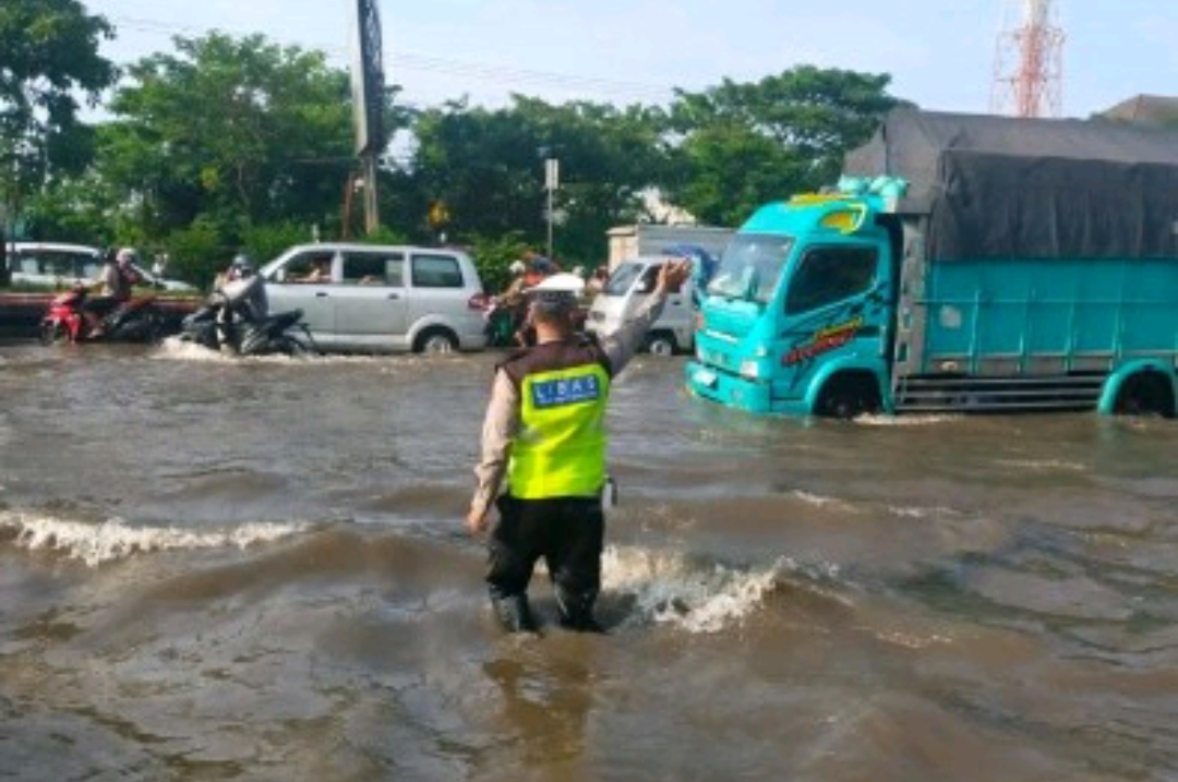 Pemudik Diminta Waspada saat Melintasi Kawasan Genuk Semarang, Banjir sampai Setengah Meter