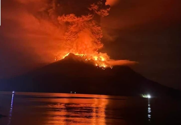 Gunung Ibu Meletus Keluarkan Abu Vulkanik, Warga Diminta Pakai Maskar dan Kacamata