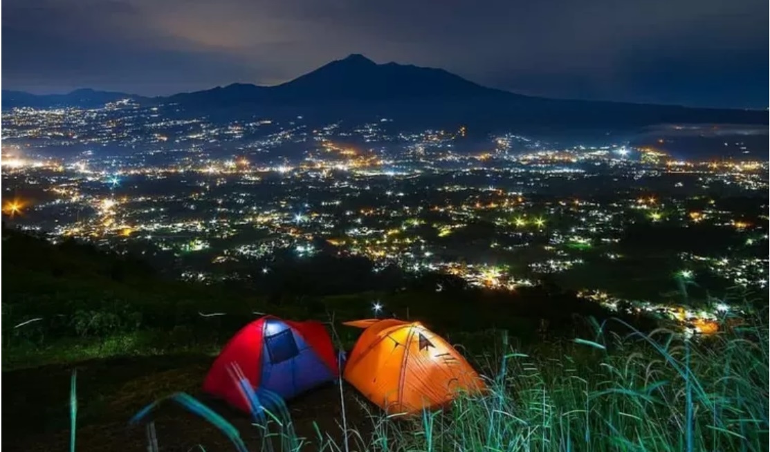 Mau Long Weekend di Puncak Bogor? Camping di Bukit Alesano Saja! Tempat Healing dengan Pemandangan Alam yang Sangat Menakjubkan