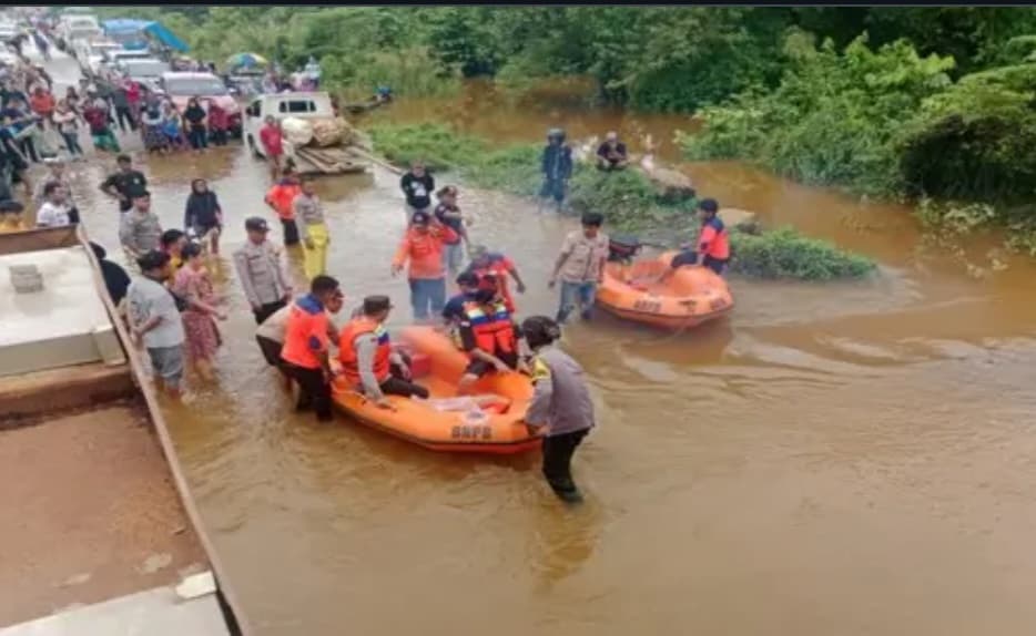 2 Kotban Hilang Banjir Lahar Dingin Sumbar Belum Ditemukan, Tim SA Sisir Aliran Sungai dan Material