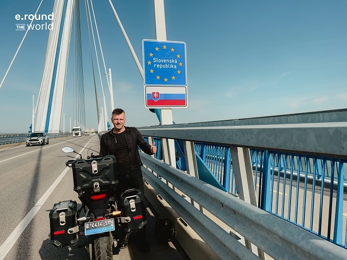 KEREN! WNA Asal Slovakia Ini Sukses Keliling Dunia dengan Motor Listrik Ber Plat B Jakarta: Begini Kisahnya