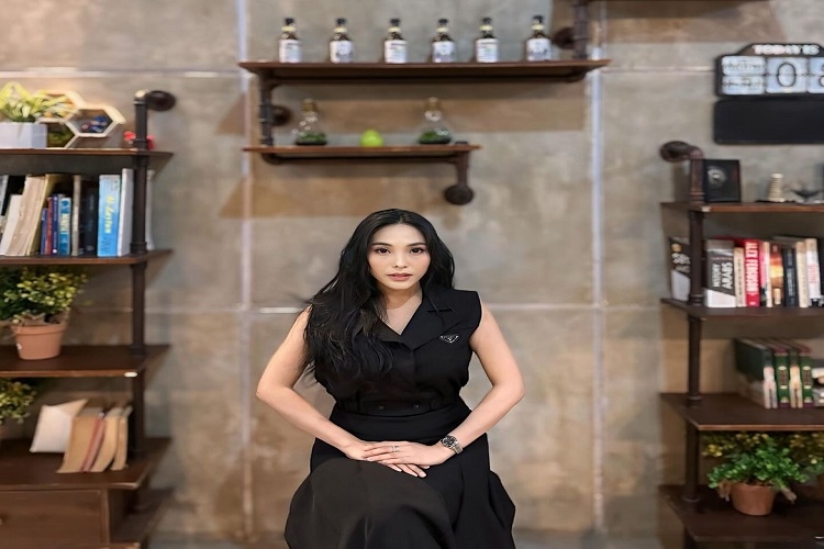 Suka Warna Hitam, 5 Gaya Busana Nayunda Nabila yang Memesona