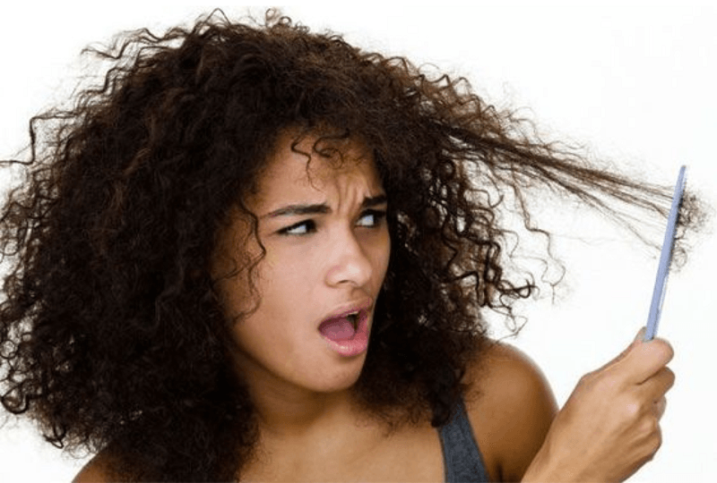 Cara Paling Tepat Untuk Menyisir Rambut Keriting Agar Tak Kusut dan Rontok