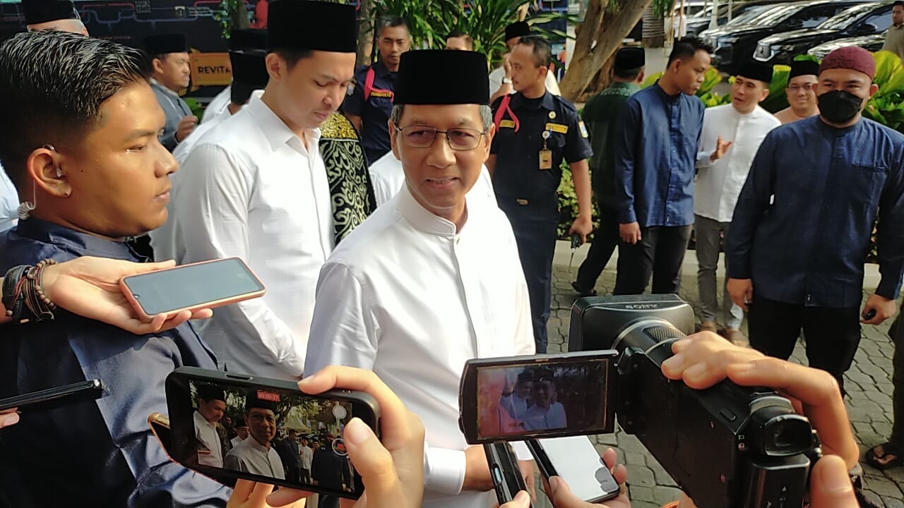Hadiri Sholat Idul Adha di Masjid Fatahillah Balai Kota, Heru Budi Berharap Jakarta Semakin Bersih