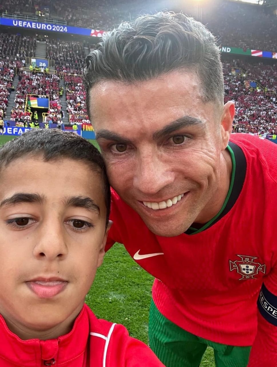 VIRAL! Bocah Ini Nekat Turun ke Lapangan Demi Bisa Foto Selfie dengan Ronaldo Saat Pertandingan Portugal Vs Turki di EURO 2024, Bagaimana Sikap UEFA?