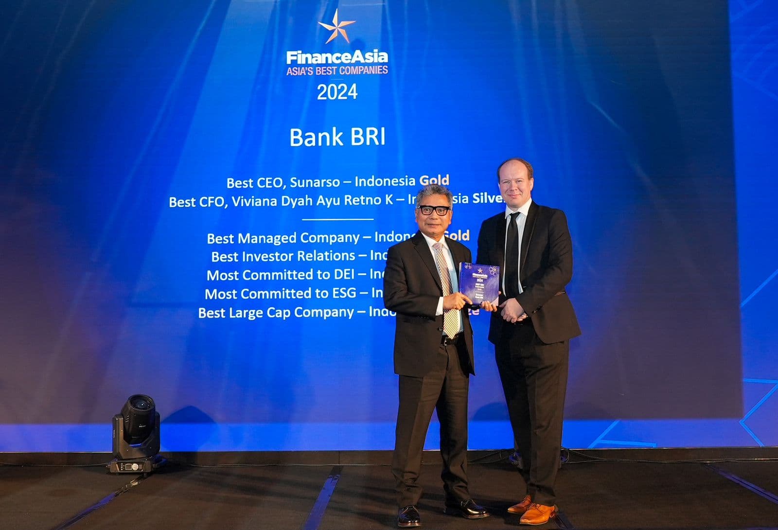 KEREN! Direktur Utama BRI Sunarso Dinobatkan Sebagai The Best CEO oleh Finance Asia, BRI Borong 11 Penghargaan Internasional