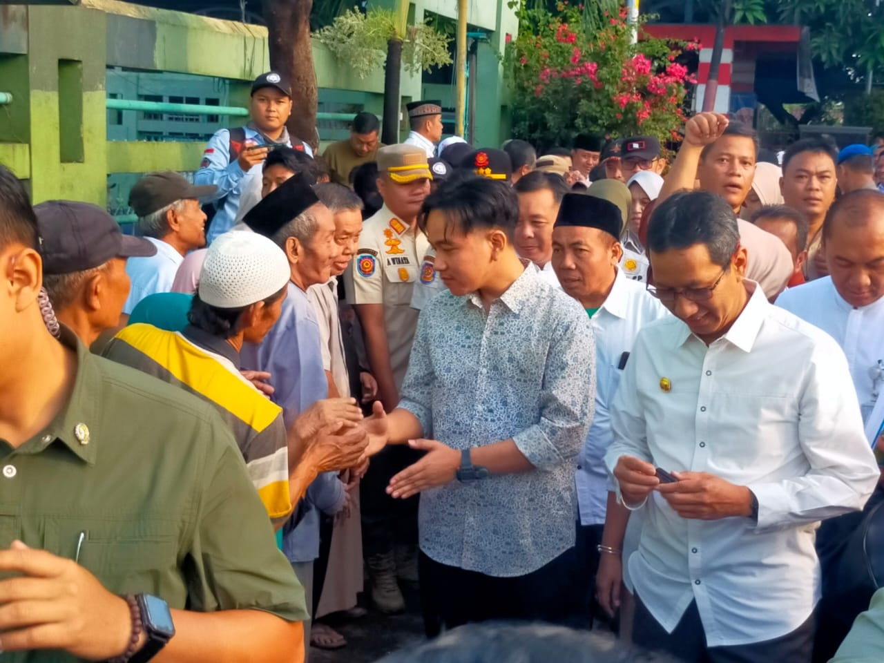 Ditemani Heru Budi, Gibran Tinjau Pengerukan Kali Semongol, Ada Apa? Juga Bagi-bagi Sembako, Susu dan Alat Tulis