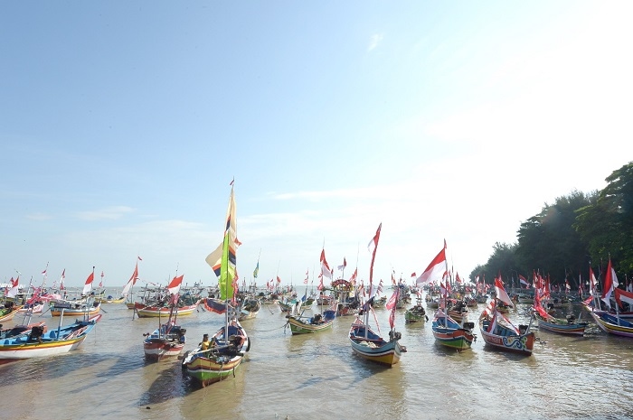 Kemeriahan Ratusan Kapan Nelayan Ikuti Kompetisi Kapal Hias di Pantai Boom Tuban