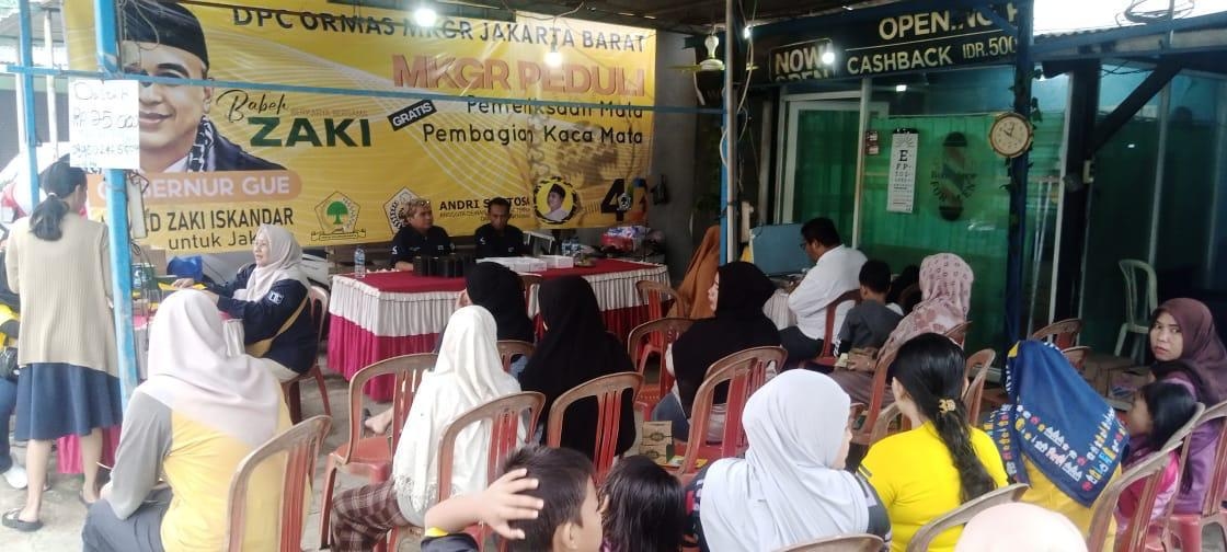 Sosialisasikan Zaki Iskandar Sebagai Bakal Cagub Jakarta, Ormas MKGR Kembali Bagikan Ratusan Kacamata Baca Gratis untuk Warga Semanan Kalideres