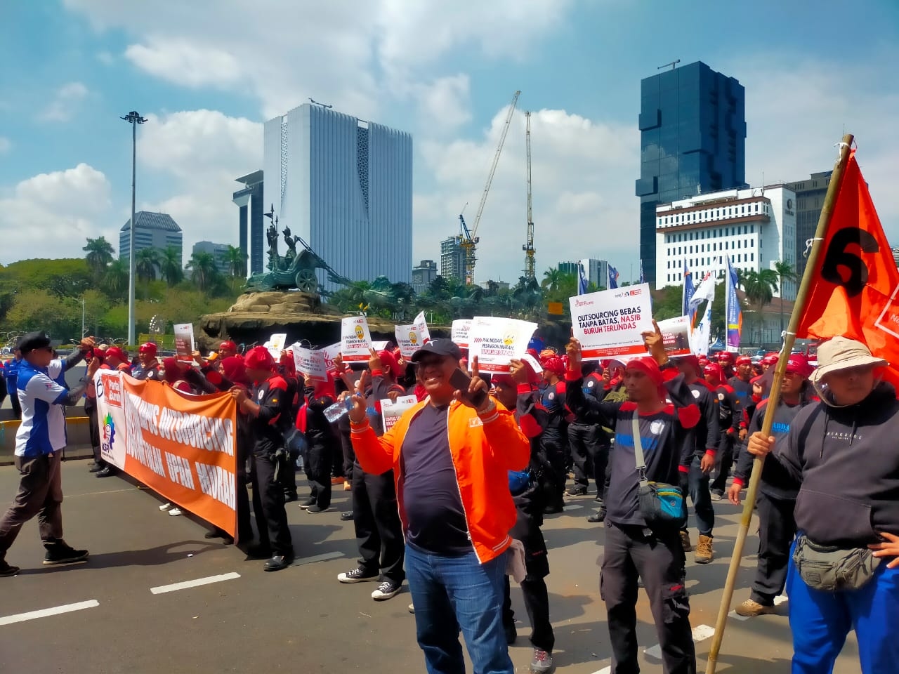 Rundown Acara Peringatan Hari Buruh Sedunia 1 Mei 2025 di Lapangan Monas: Ada Konser Gratis Tipe-X dan Wali Band hingga Pidato Presiden Prabowo