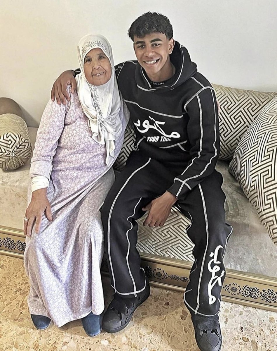 TELADAN! Lamine Yamal Beli 3 Rumah untuk Ayah, Ibu dan Neneknya dari Kerja Keras Sebagai Pemain Barcelona dan Timnas Spanyol