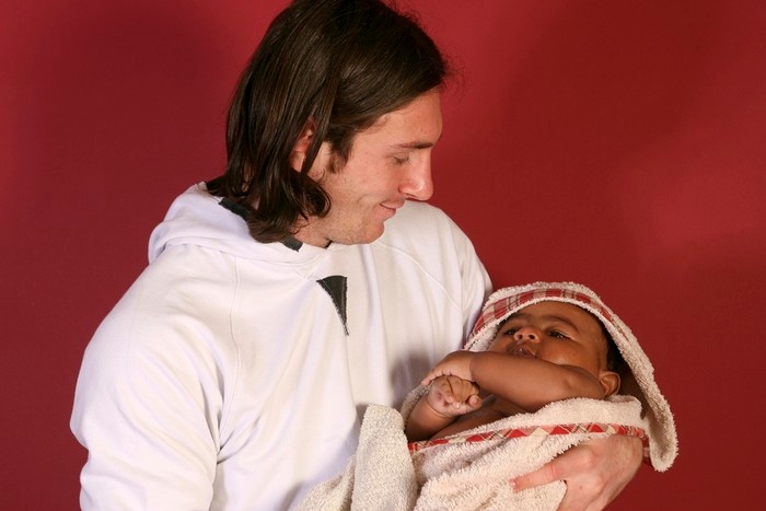 VIRAL Foto Lionel Messi Gendong dan Mandikan Lamine Yamal Saat Masih Bayi, Fotografer: Itu Asli, Bukan Editan!