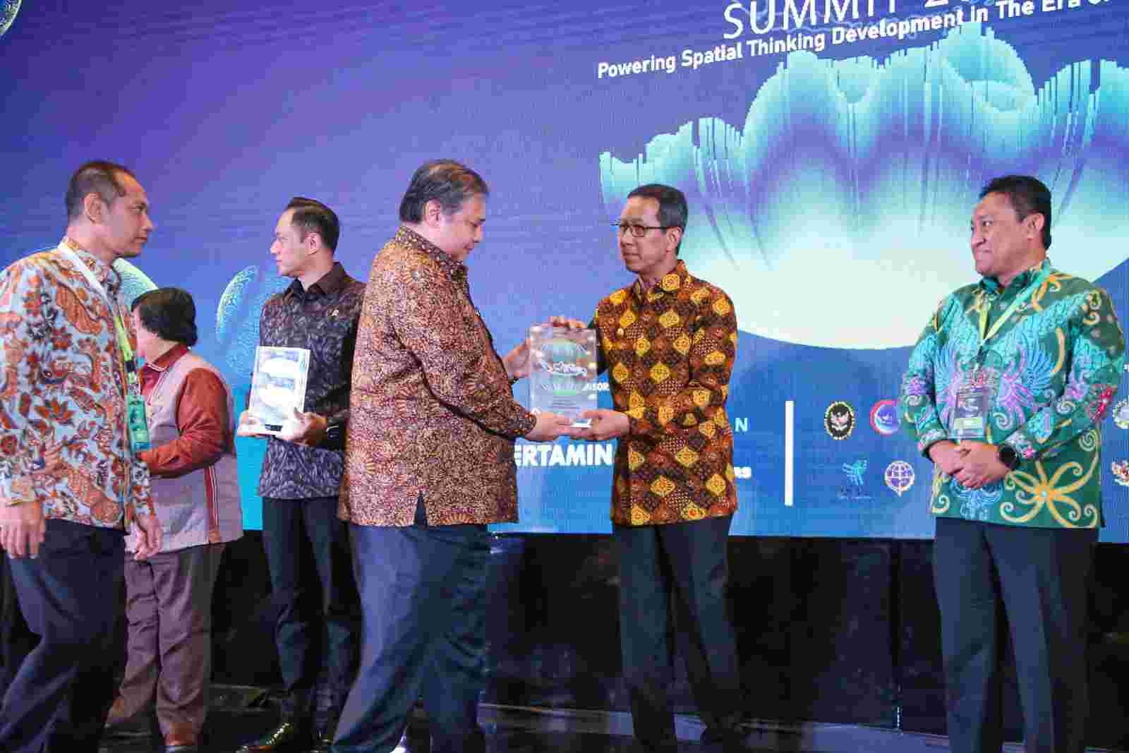 Melalui Geoportal Jakarta Satu, Pemprov DKI Berhasil Wujudkan Tata Kelola Pemerintahan yang Baik, Raih Penghargaan di One Map Policy Summit 2024