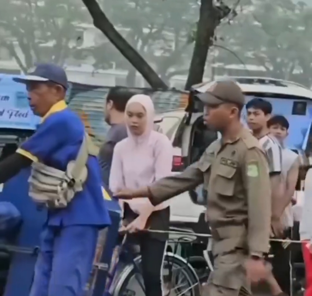 Viral Satpol PP Dorong Penjual Roti Hingga Hampir Terjungkal, Netizen Malah Debatkan Soal Etika Berjualan