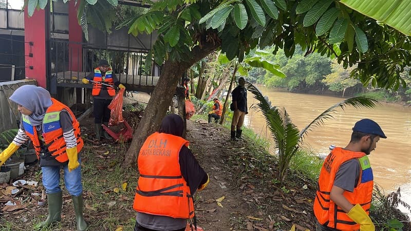 Komitmen Bawa Perubahan ke Masyarakat, inDrive Gandeng Waste4Change Bersihkan Sungai Pekayon Bekasi