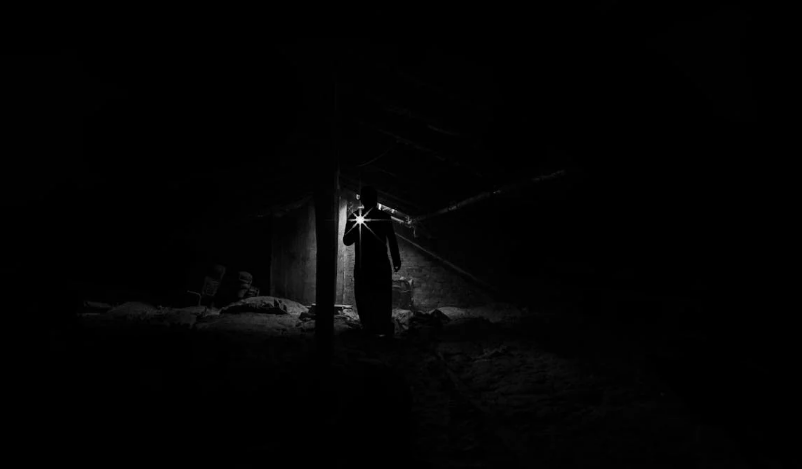Viral Video Seorang Satpam Diganggu Makhluk Halus saat Sedang Tugas Malam, Netizen: Kuat Banget Mentalnya