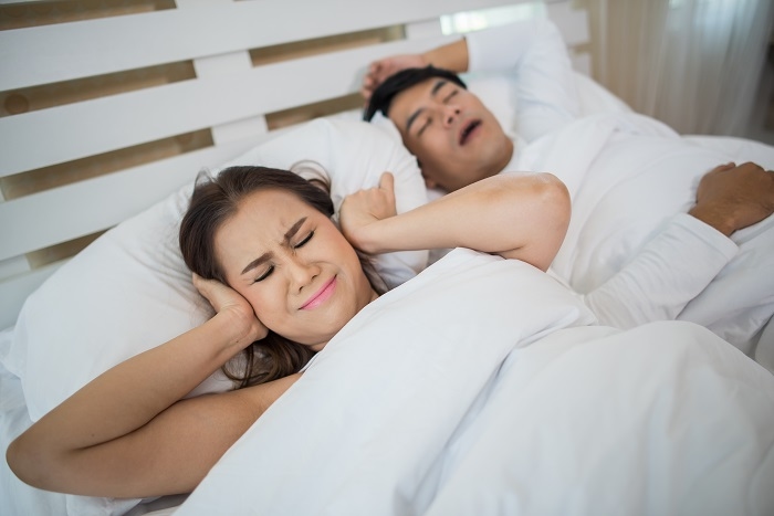 Dianggap Menganggu, Ketahui Penyebab Mengorok Saat Tidur