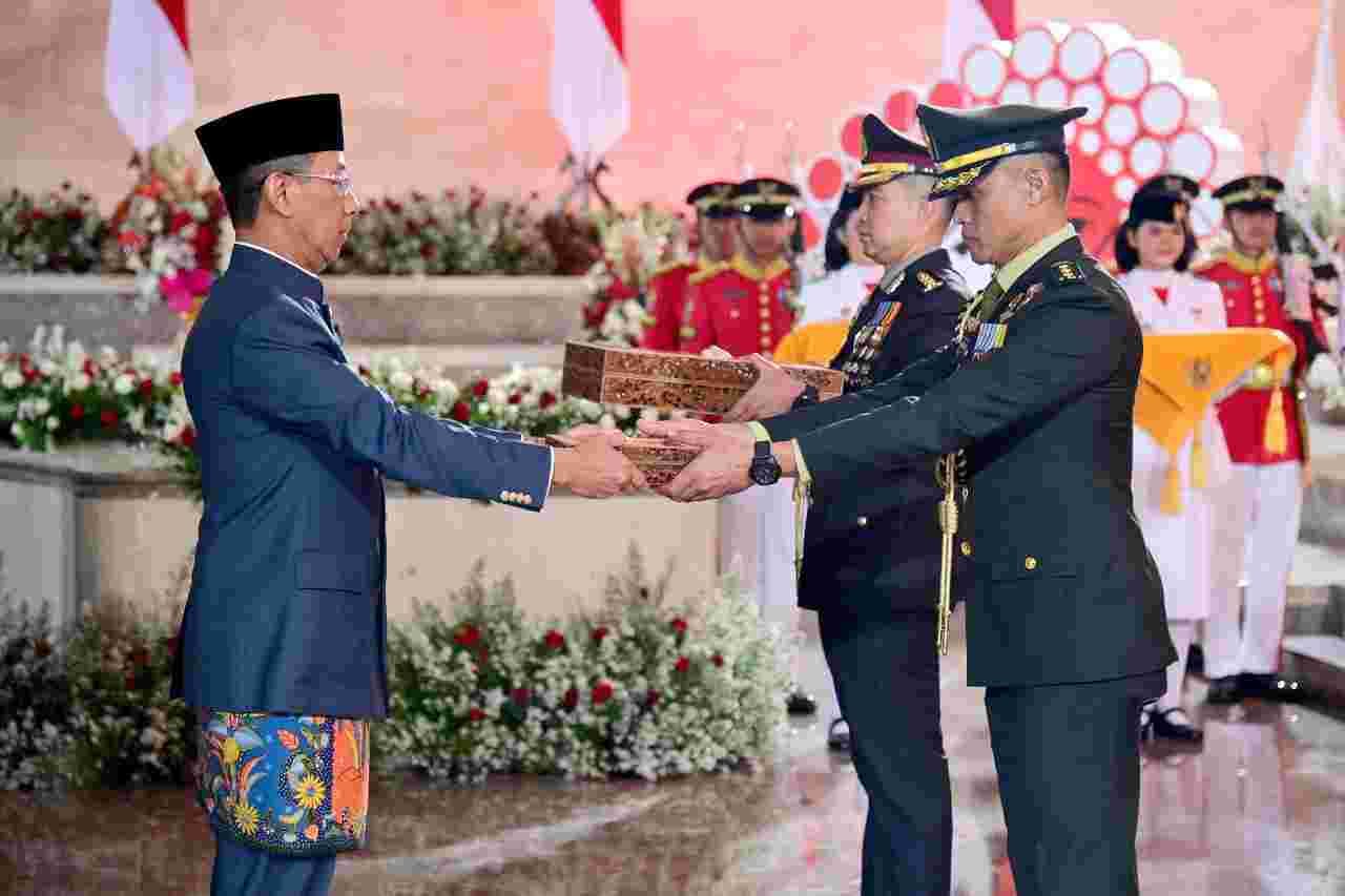 RAMAI! Puluhan Ribu Warga Jakarta Ikut Prosesi Kirab Bendera Pusaka dari Monas ke Bandara Halim Perdanakusuma
