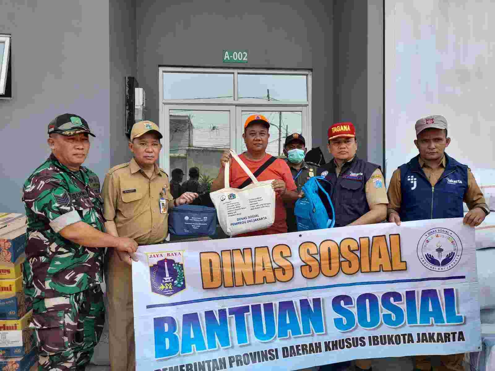 GERCEP! Sudinsos Jaksel Beri Bantuan Kebutuhan Sehari-hari dan 3.500 Makanan Siap Saji Kepada Pengungsi Korban Kebakaran Manggarai