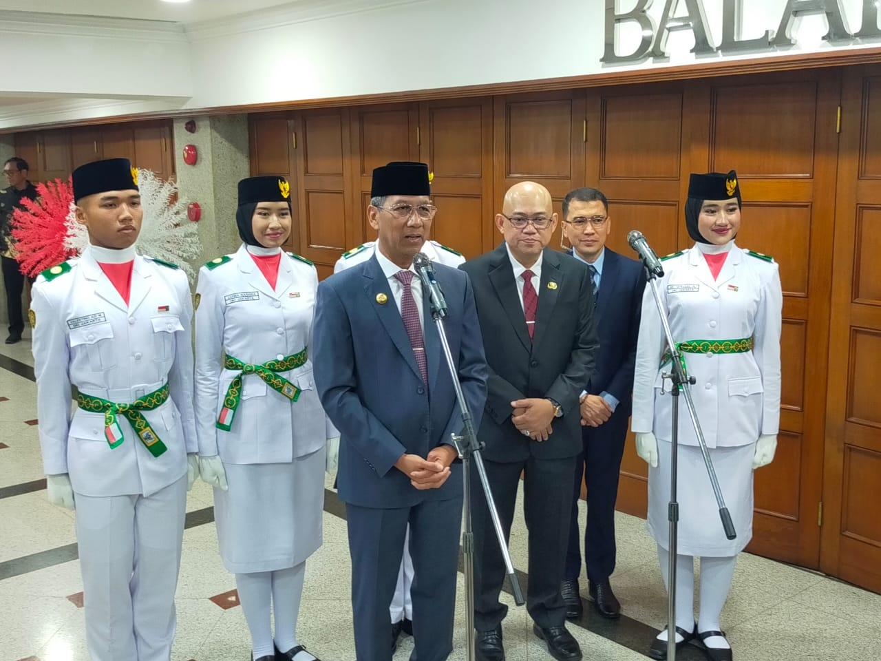 18 Anggota Paskibraka Putri 2024 Lepas Jilbab Saat Pengukuhan di IKN Oleh Presiden Jokowi, Kasetpres Heru Budi: Tidak Ada Larangan!