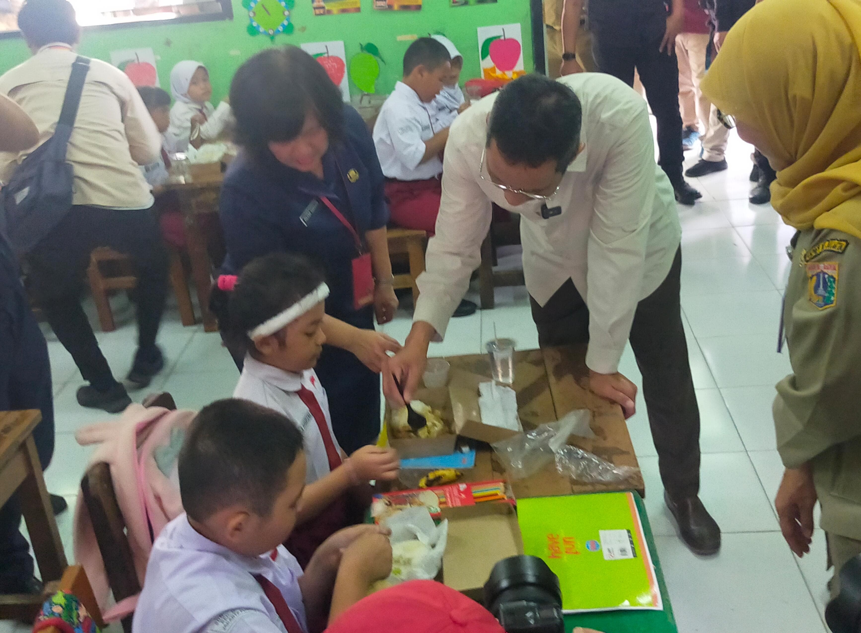 Hari Ini Uji Coba Makan Gratis di SDN 07 Cideng, Isi Lauknya Mulai dari Ayam Goreng hingga Nugget