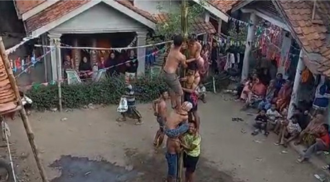 Ngeri, Niat Ikut Lomba Panjat Pinang, Pria Ini Jatuh dan Tewas Seketika Usai Tertimpa Peserta Lain
