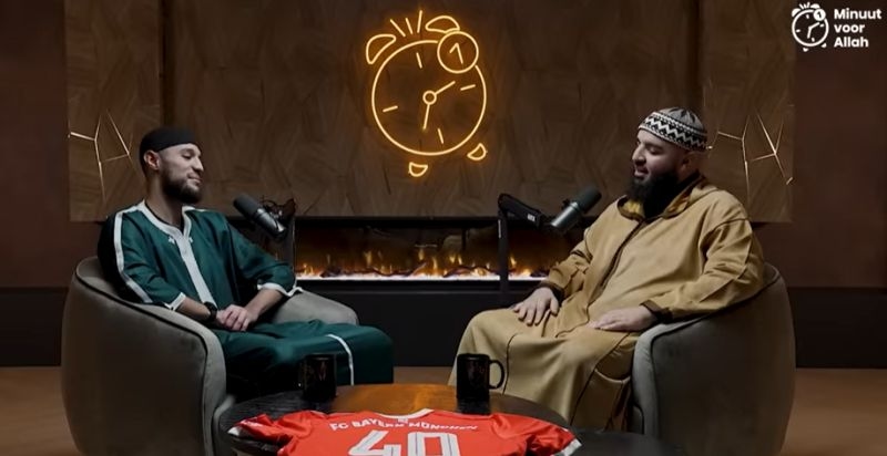 VIRAL! Bek Manchester United Ini Bercita-cita Jadi Imam Masjid, Tekun Menghafal Al-Qur'an, Tergetar Hatinya Saat Ibadah Umrah