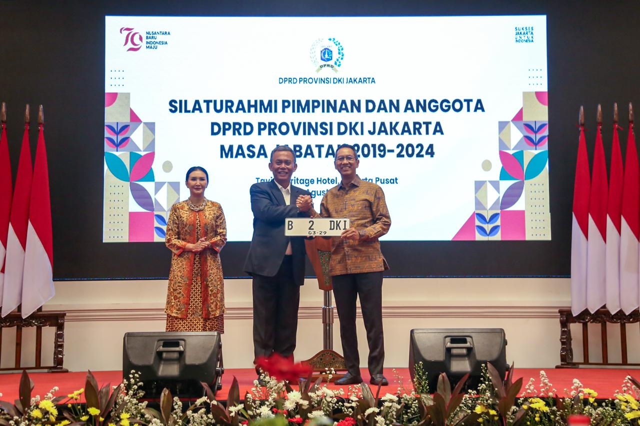 Ketua DPRD DKI Kembalikan Plat B 2 DKI ke Pj Gubernur DKI Heru Budi Sebagai Tanda Akhiri Masa Jabatan