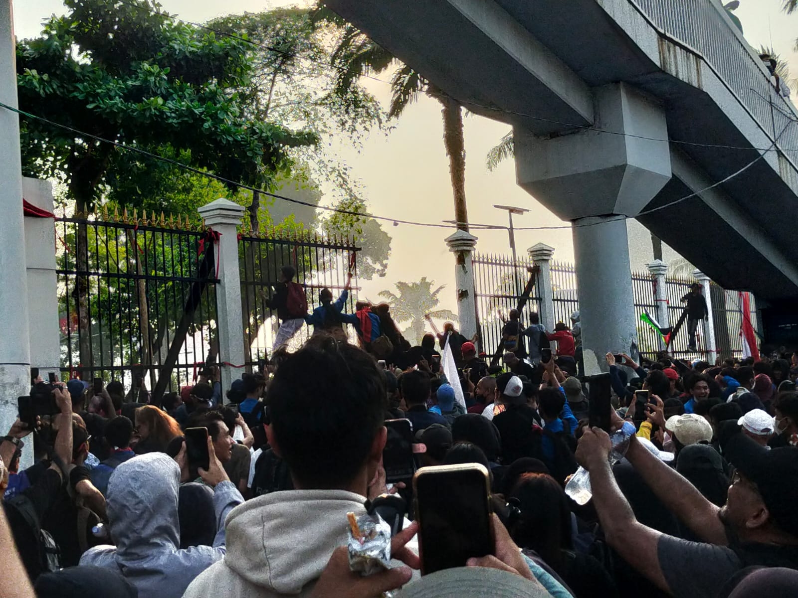 Demo Tolak Revisi UU Pilkada dan Kawal Putusan MK Ricuh, Mahasiswa Jebol Pagar Gedung DPR, Polisi Tembakkan Gas Air Mata